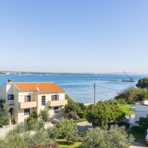 Apartament la etaj cu vedere spre mare cu 2 camere pentru 3 pers.