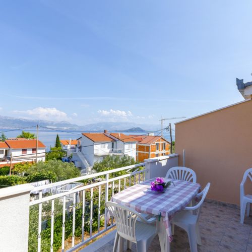 Apartament cu aer condiționat cu vedere spre mare cu 2 camere pentru 4 pers.