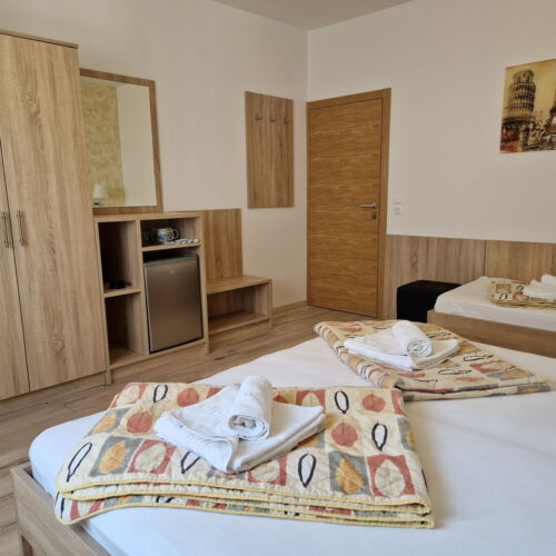 Pokoj s klimatizací pro 3 os. na poschodí