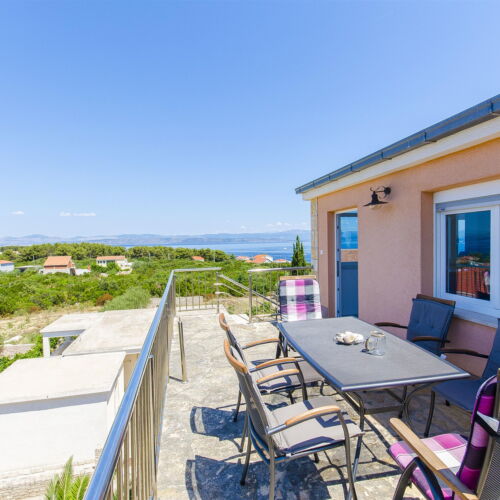 Apartament cu aer condiționat cu vedere spre mare cu 3 camere pentru 6 pers.