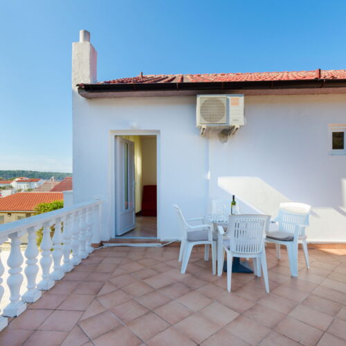 Apartament la etaj cu aer condiționat cu 2 camere pentru 3 pers.