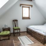 Pokoj s koupelnou s manželskou postelí v podkroví (s možností přistýlky)