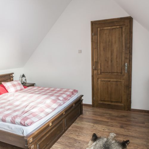 Suita la mansarda cu grup sanitar cu 2 camere pentru 6 pers. (se poate solicita pat suplimentar)