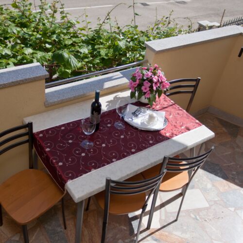 Apartament 4-osobowy z klimatyzacją z tarasem z 2 pomieszczeniami sypialnianymi A-7108-a