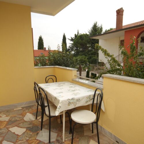 Apartament 4-osobowy z klimatyzacją z tarasem z 2 pomieszczeniami sypialnianymi A-7108-b