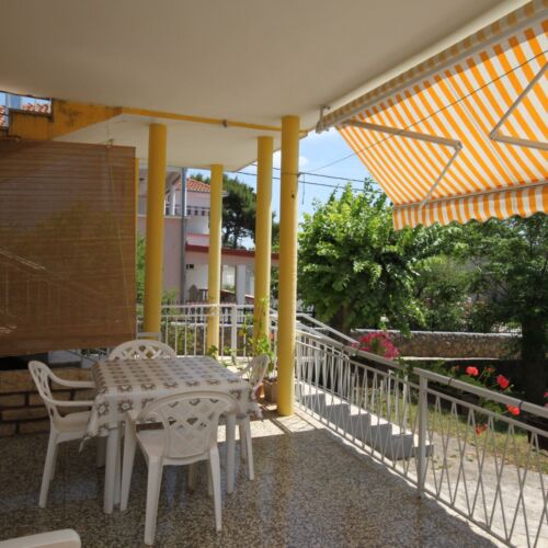 Apartament 3-osobowy z klimatyzacją z tarasem z 1 pomieszczeniem sypialnianym A-6623-b