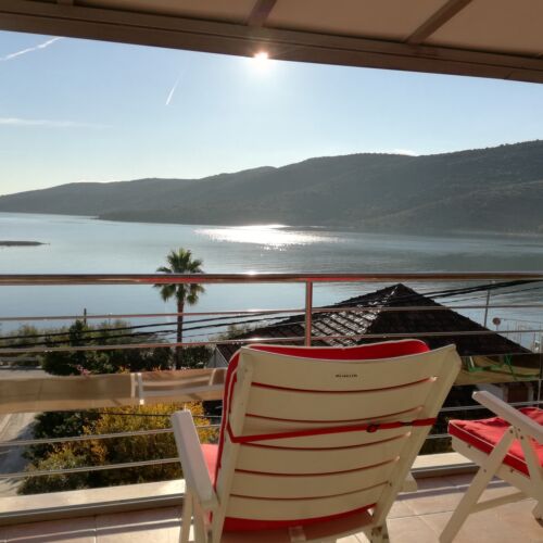 Apartament cu aer condiționat cu vedere spre mare cu 2 camere pentru 5 pers. A-14191-a