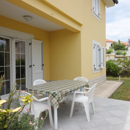 Apartament 4-osobowy z klimatyzacją z tarasem z 2 pomieszczeniami sypialnianymi