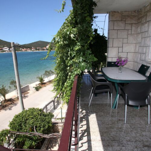 Sea View 3-Room Air Conditioned Apartment for 6 Persons A-4892-b