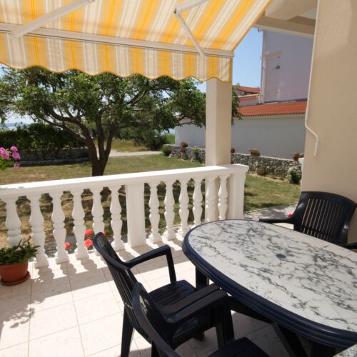 Apartament 5-osobowy z klimatyzacją z tarasem z 2 pomieszczeniami sypialnianymi A-6523-b