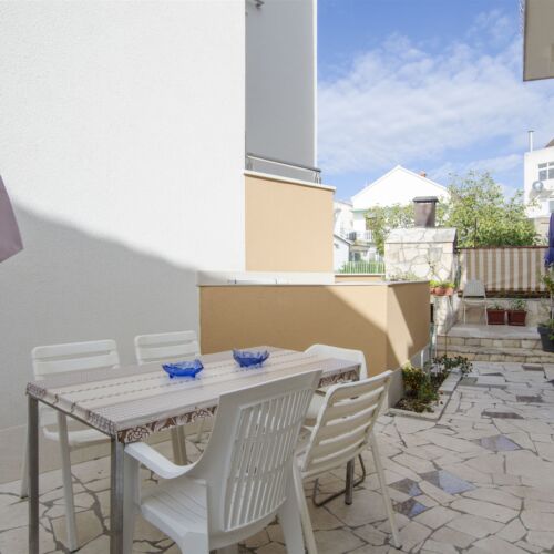 Apartament la parter cu aer condiționat cu 2 camere pentru 4 pers.