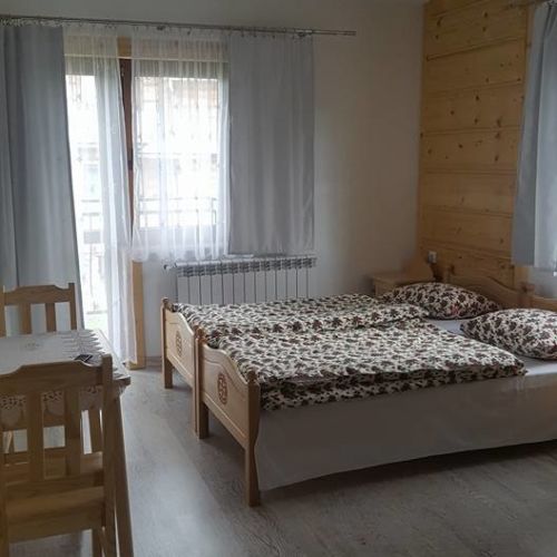 Camera cvadrupla la etaj cu balcon