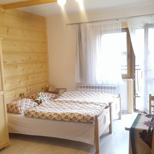 Camera twin familial(ă) la etaj