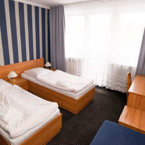 Camera twin lux la etaj