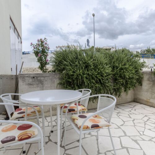 Apartament la parter cu aer condiționat cu 2 camere pentru 4 pers.