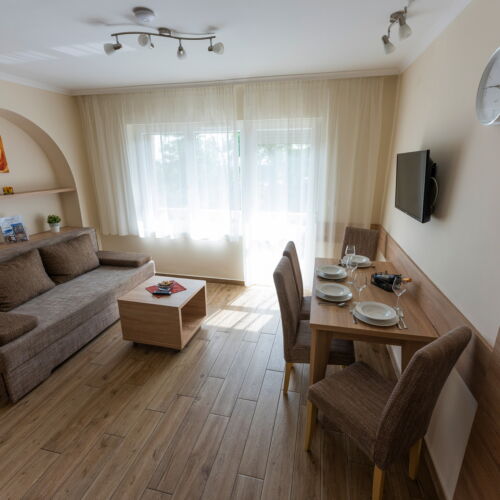 Apartament la etaj cu vedere spre oraș cu 2 camere pentru 4 pers.