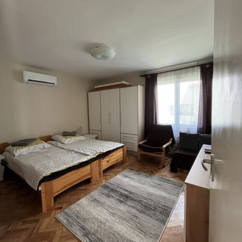 Casă de vacanță la parter cu grădină pentru 2 pers. (se inchirieaza doar integral)