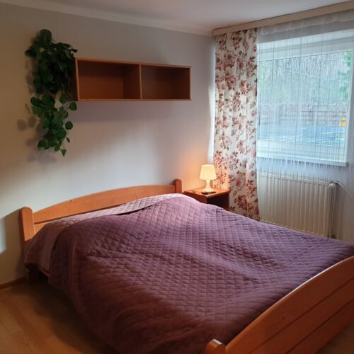 Camera cvadrupla cu vedere spre pădure