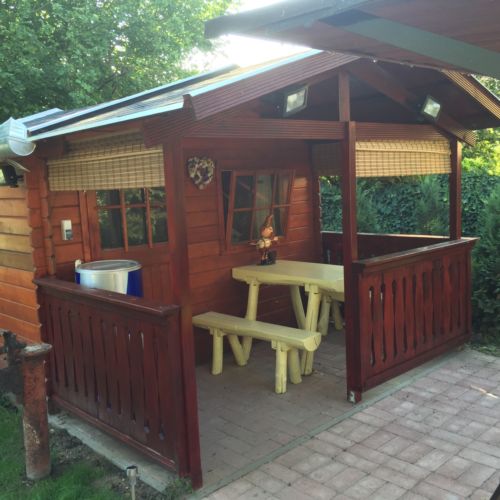 Cabană la parter cu vedere spre curte pentru 2 pers. (se inchirieaza doar integral)