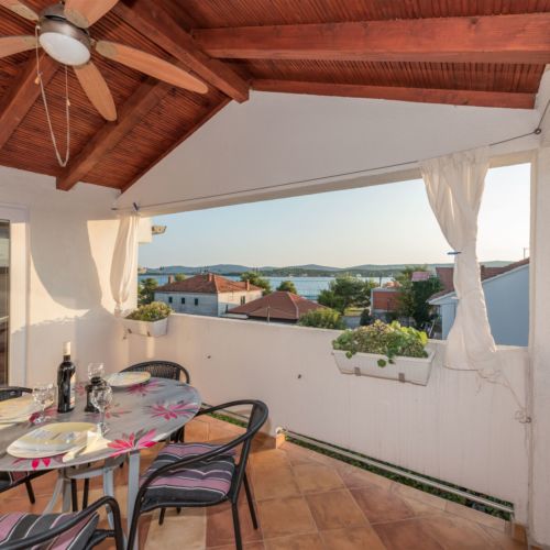 Apartament cu aer condiționat cu vedere spre mare cu 2 camere pentru 3 pers.