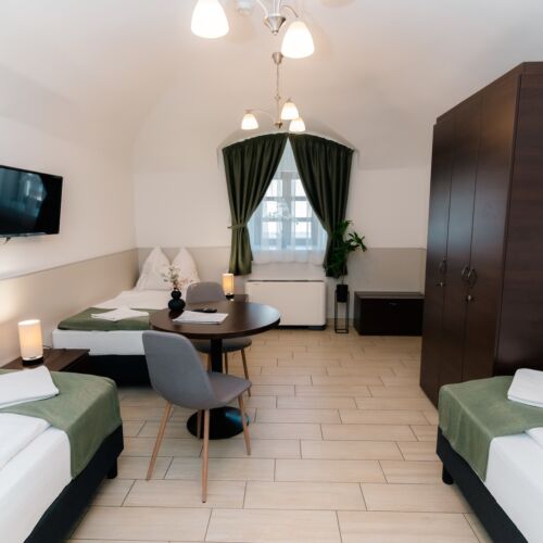 Camera tripla la parter cu bucătărie comună