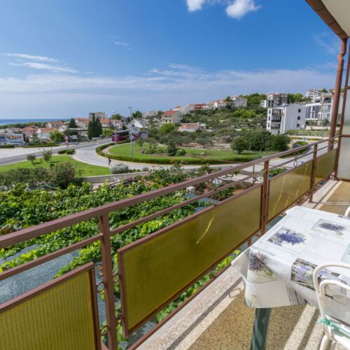 Apartament la etaj cu aer condiționat cu 3 camere pentru 6 pers.