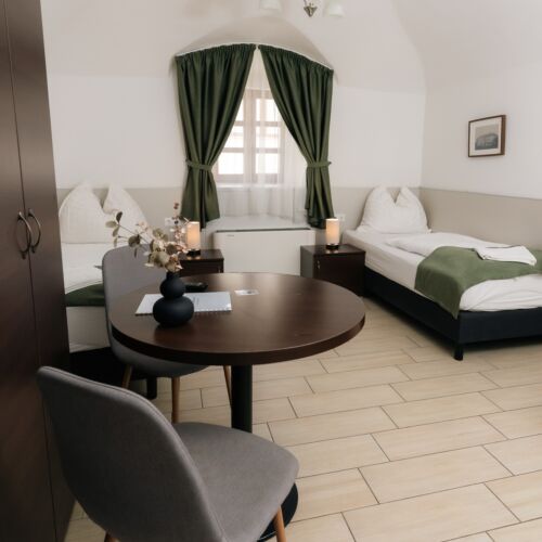 Camera twin cu bucătărie comună