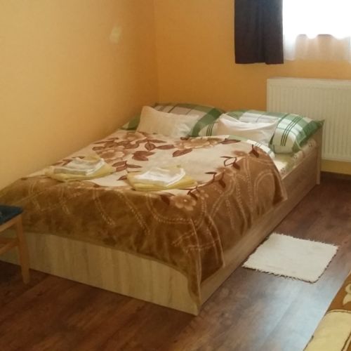 Camera cvadrupla la etaj cu panoramă