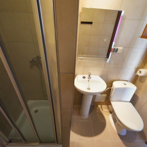 Casa de vara familial(a) cu chicineta proprie pentru 6 pers. (se inchirieaza doar integral)