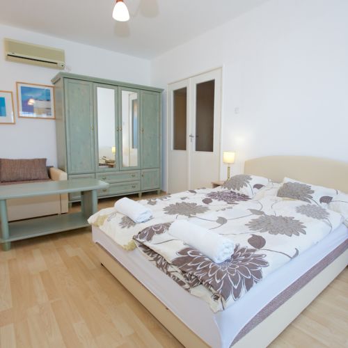 Apartament 6-osobowy z balkonem z klimatyzacją z 2 pomieszczeniami sypialnianymi