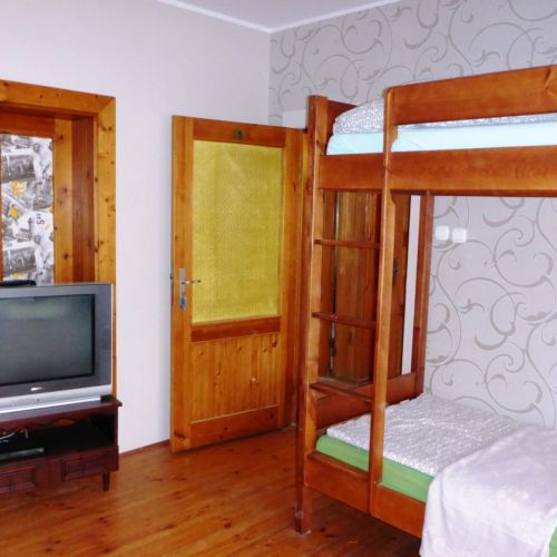 8 Person Room with Shared Bathroom and Shared Kitchenette