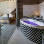 Balkonos fürdőkádas franciaágyas szoba