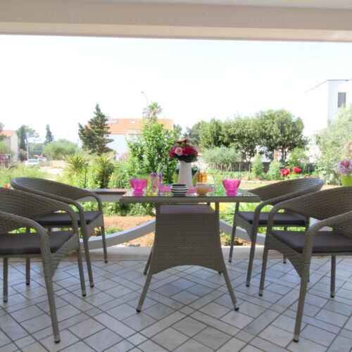 Apartament 4-osobowy z klimatyzacją z tarasem z 2 pomieszczeniami sypialnianymi A-6490-b