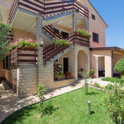 Apartament 4-osobowy z klimatyzacją z tarasem z 2 pomieszczeniami sypialnianymi A-7135-b