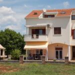 Apartament 6-osobowy z klimatyzacją z widokiem na morze z 2 pomieszczeniami sypialnianymi A-12313-c