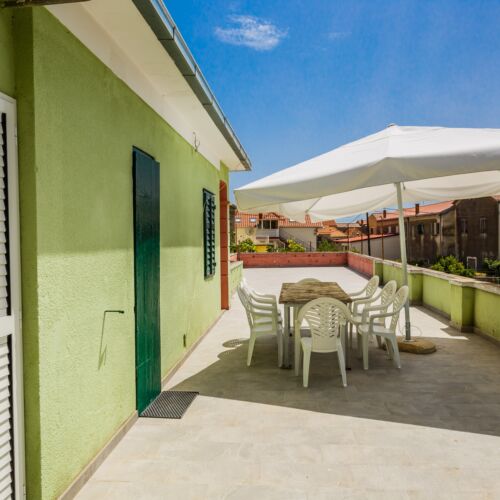 Apartament 6-osobowy z tarasem z balkonem z 4 pomieszczeniami sypialnianymi A-14577-a