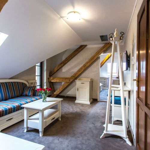 Rezydencja pokój 4-osobowy na poddaszu z widokiem na ogród z 2 pomieszczeniami sypialnianymi