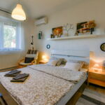 Apartmán s klimatizáciou s terasou s manželskou posteľou s 1 spálňou