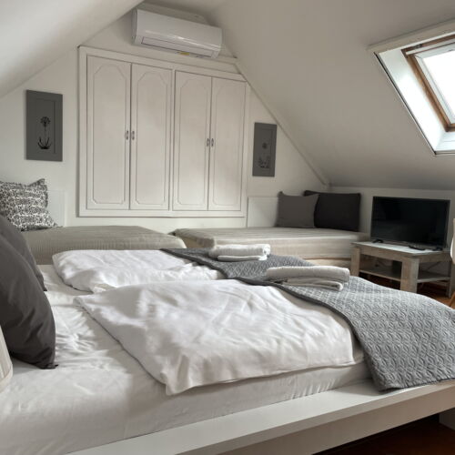 Camera cvadrupla standard cu terasa (se poate solicita pat suplimentar)