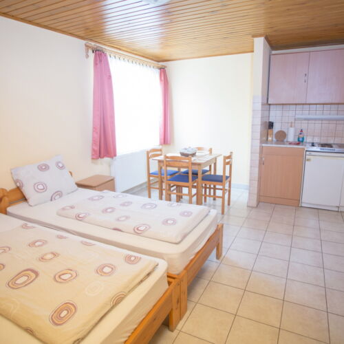 Camera twin studio la etaj (se poate solicita pat suplimentar)