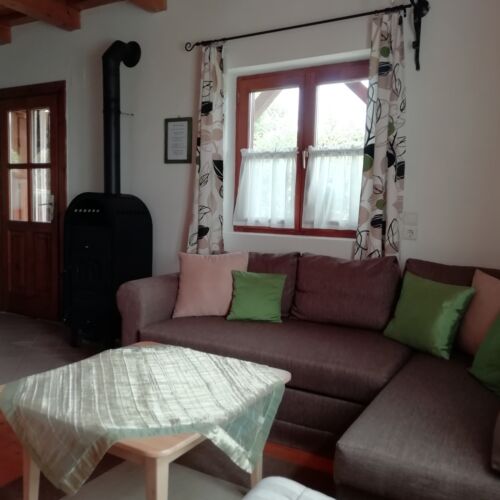 Apartament întreaga unitate cu vedere spre grădină pentru 4 pers. (se inchirieaza doar integral) (se poate solicita pat suplimentar)