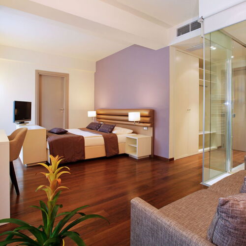 Camera tripla family pool side