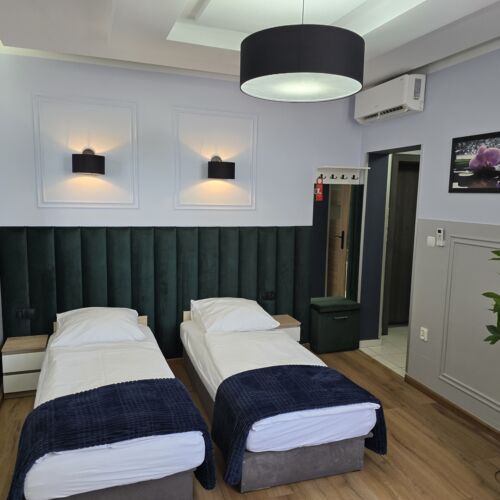 Camera twin cu baie cu chicinetă proprie