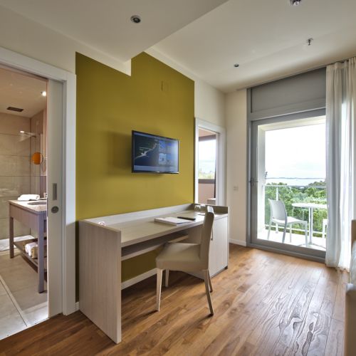 Camera dubla superior cu vedere parțială spre mare