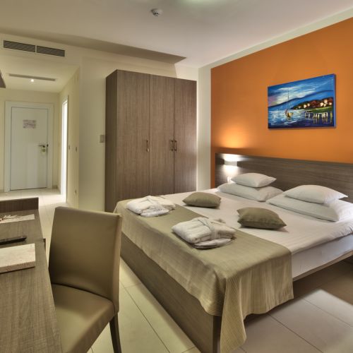 Camera dubla standard cu vedere parțială spre mare