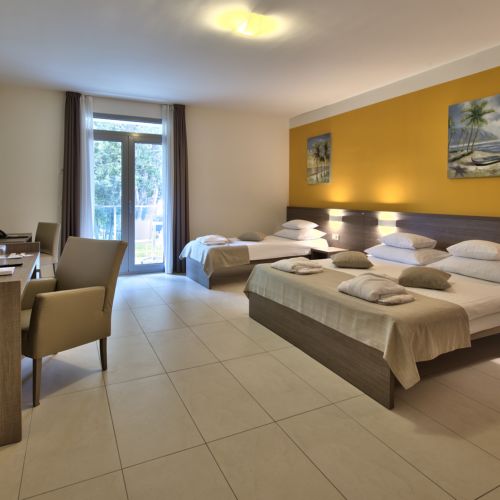 Camera tripla family cu vedere parțială spre mare