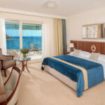 Izba s balkónom s manželskou posteľou s výhľadom na more