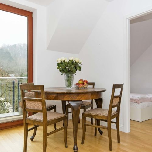 Apartament 4-osobowy z balkonem z widokiem na las z 2 pomieszczeniami sypialnianymi