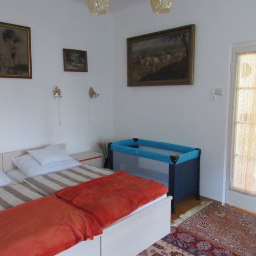 Apartman pro 3 os. s 1 ložnicí s výhledem do zahrady celý Dům