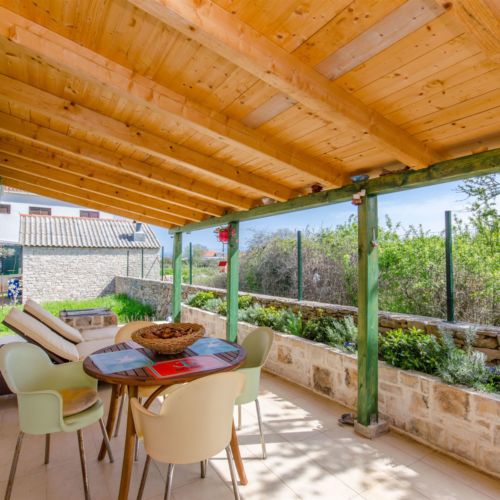 Casă de vacanță la parter cu aer condiționat pentru 4 pers. (se inchirieaza doar integral)